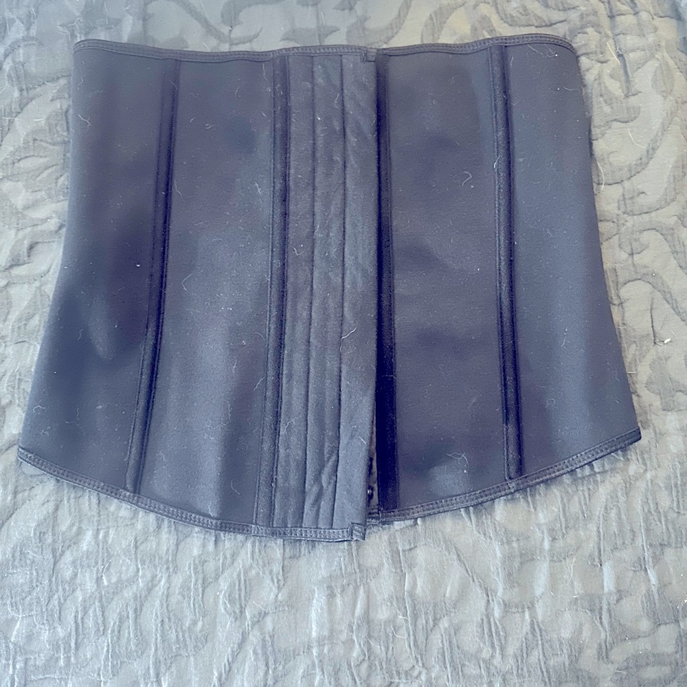 Girdle! Camellias size Mediumn! Un worn! Brand new without bag